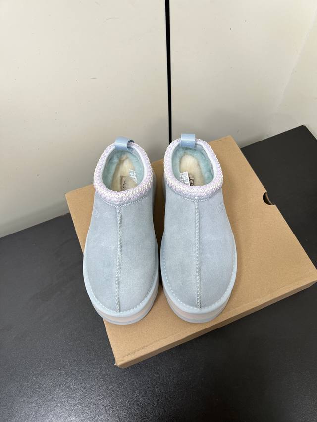 Ugg- 1132553民族风联名潮款厚底一脚蹬女懒人鞋雪地靴毛毛鞋 知名设计师品牌Feng Chen Wang、Telfar推出的联名潮款单品。周冬雨&王嘉尔