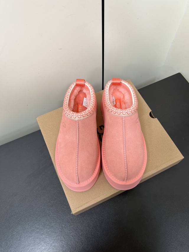 Ugg- 1132553民族风联名潮款厚底一脚蹬女懒人鞋雪地靴毛毛鞋 知名设计师品牌Feng Chen Wang、Telfar推出的联名潮款单品。周冬雨&王嘉尔