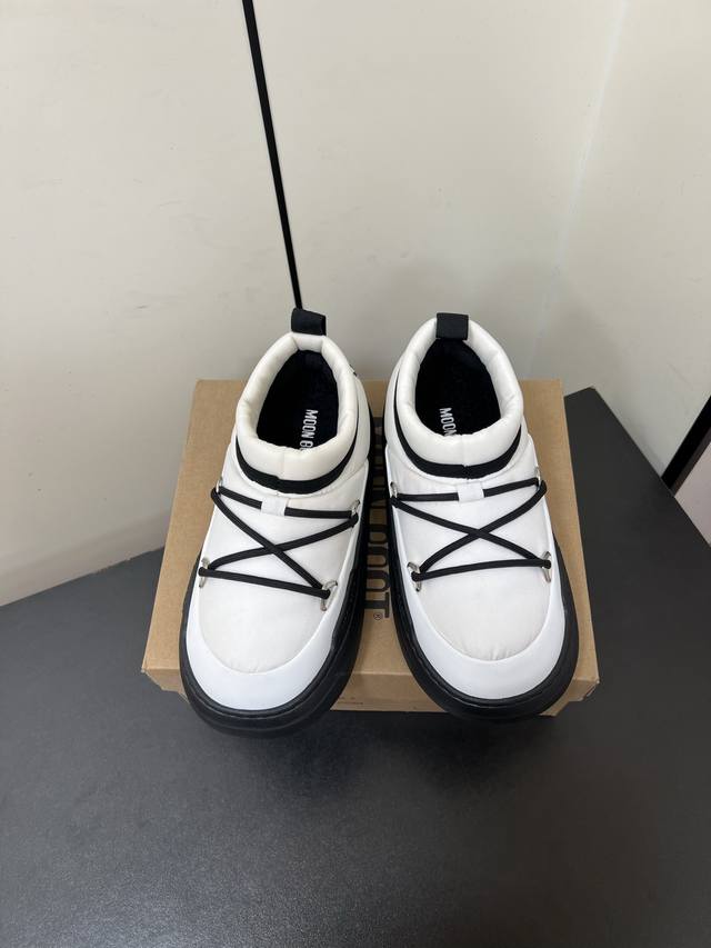 Moon Boot Luna系列 25秋冬季新款 雪地靴 一双不分左右脚的鞋！超有特点！软软糯糯像面包 长期主义购物一Moonboot雪地靴因为冬天想去追极光，