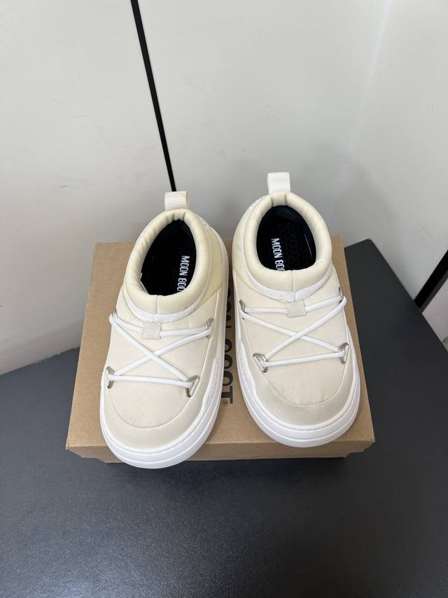 Moon Boot Luna系列 25秋冬季新款 雪地靴 一双不分左右脚的鞋！超有特点！软软糯糯像面包 长期主义购物一Moonboot雪地靴因为冬天想去追极光，