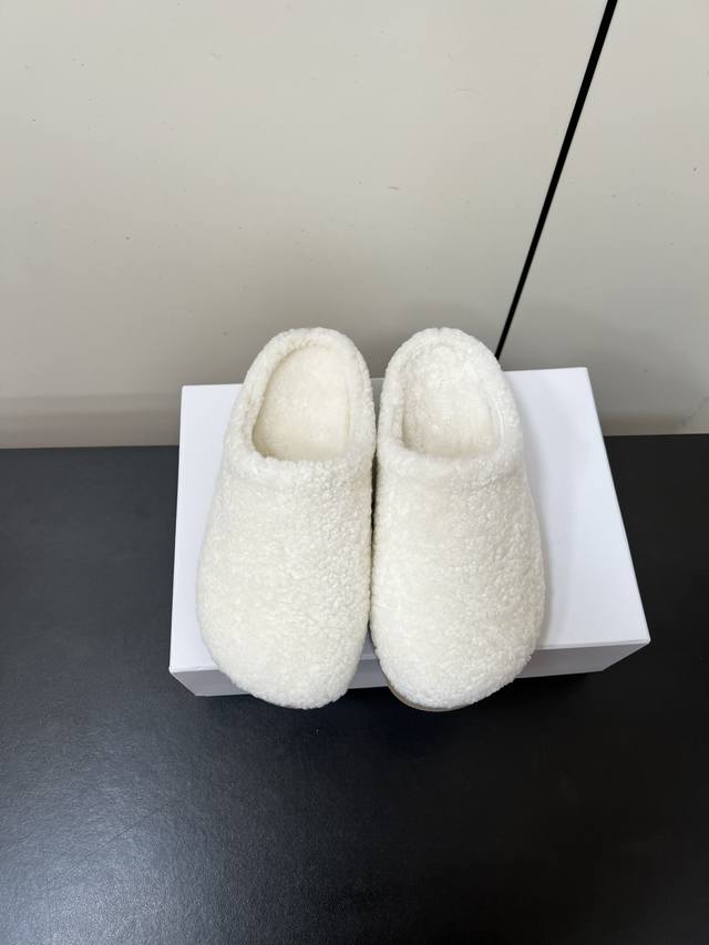 男款 Alo秋冬新款包头拖鞋棉鞋厚底休闲鞋作为的领军品牌，这双新款同样延续了其一贯的舒适理念，穿在脚上轻盈自在，仿佛踩在了云朵上一般。而且，它的鞋底采用Eva材