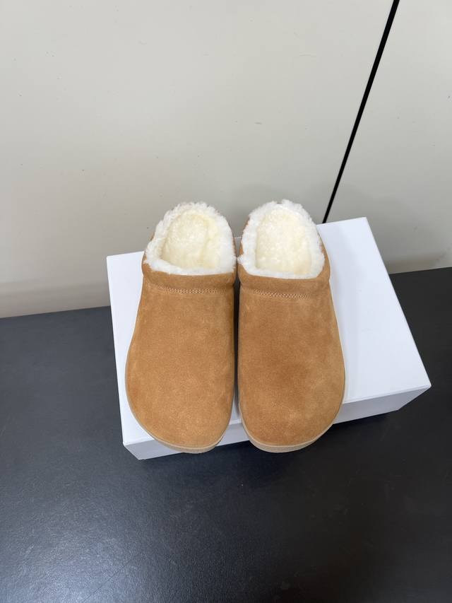 男款 Alo秋冬新款包头拖鞋棉鞋厚底休闲鞋作为的领军品牌，这双新款同样延续了其一贯的舒适理念，穿在脚上轻盈自在，仿佛踩在了云朵上一般。而且，它的鞋底采用Eva材