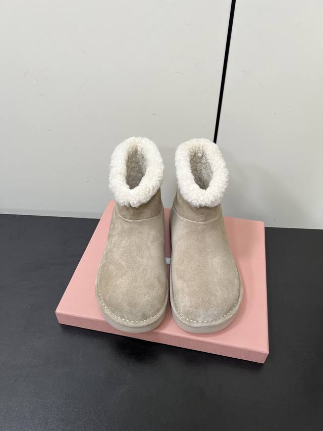 Miumiu25Fw Deck Shoes 雪地靴 这是一款雪地靴，有浅米色和深棕色等款式。外观上，鞋面采用质感细腻的反绒皮材质，鞋口处环绕着一圈蓬松柔软的白色