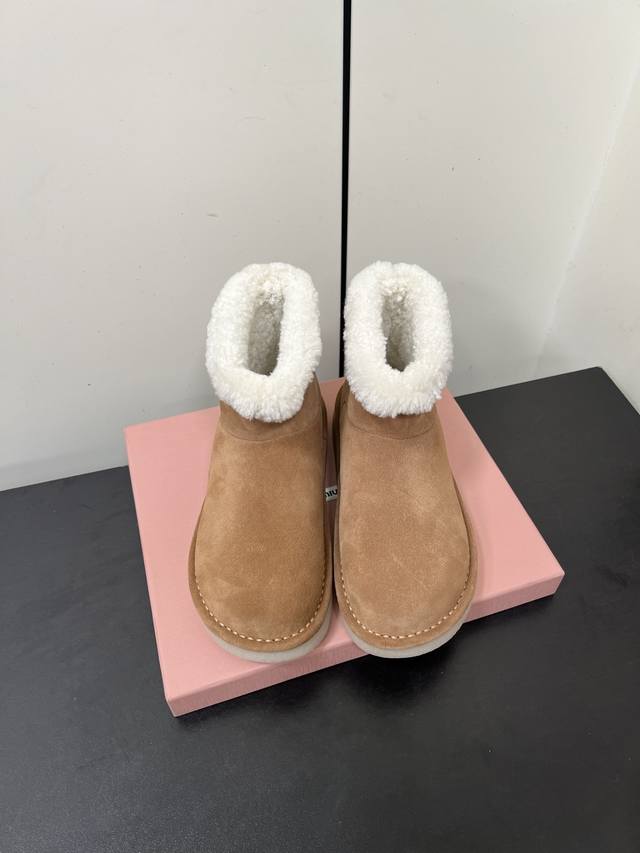 Miumiu25Fw Deck Shoes 雪地靴 这是一款雪地靴，有浅米色和深棕色等款式。外观上，鞋面采用质感细腻的反绒皮材质，鞋口处环绕着一圈蓬松柔软的白色