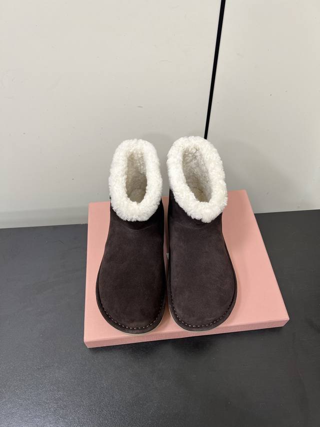 Miumiu25Fw Deck Shoes 雪地靴 这是一款雪地靴，有浅米色和深棕色等款式。外观上，鞋面采用质感细腻的反绒皮材质，鞋口处环绕着一圈蓬松柔软的白色