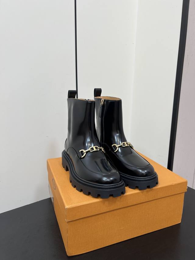Tods 2025 Aw 新款侧拉链短靴 ！ 如果你一直喜欢短靴，就要转眼过来看看这双Tods土豆丝了，时尚范十足的短靴，绝对不会让你失望的款，上脚皮质软的太舒