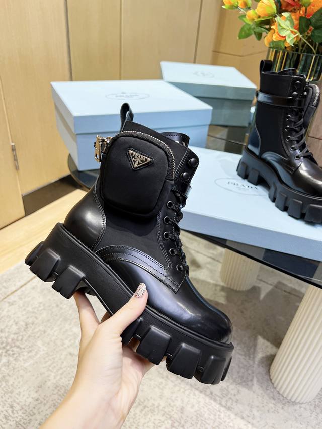 级顶 Sss重磅推出普拉达包包靴短靴系列 Prada春早T走台秀网红同款＂梦造不夜城＂，Prada能在要重场合上得用了上，清小新风带点气贵的感觉，上脚非常完美穿