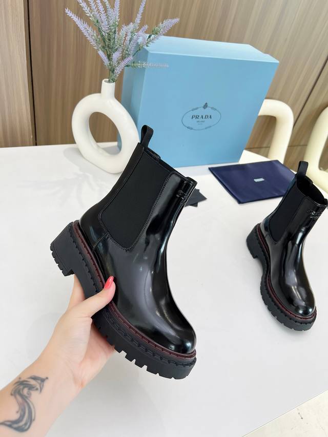 Prada 普拉达 Wa 秋冬新款 金典马丁靴，风格百搭采用厚实鞋底，匠制细节与当代元素增添活力，以全新时尚语言诠释经典。 高度5厘米闪亮登场 小红书各大博主推