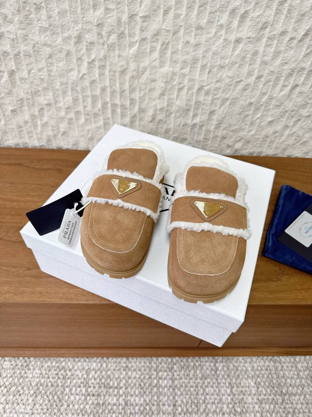 G292 Prada 普拉达 25Ss秋冬新款 三角标 毛毛拖 这款运动鞋延续经久不衰的轮廓，是新款经典单品 采用麂皮 精心制作 提升格调 款式轻盈，搭配三角扣