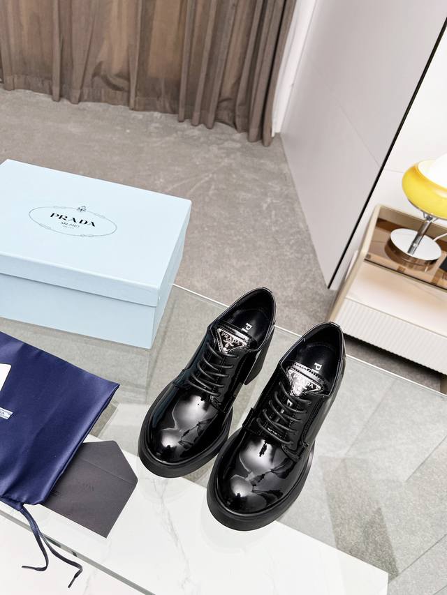 Prada 223普拉达春夏新品，玛丽珍单鞋实力来袭 Glow限时店很闪亮的单品 S超级爆系列爆品，各大网红明星乔欣，程潇，刘令姿同款圆头三角扣 玛丽珍单鞋 ！