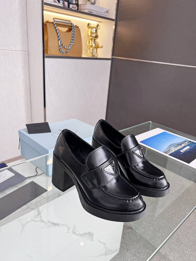Prada 223普拉达春夏新品，玛丽珍单鞋实力来袭Glow限时店很闪亮的单品 S超级爆系列爆品，各大网红明星乔欣，程潇，刘令姿同款圆头三角扣 玛丽珍单鞋 ！时