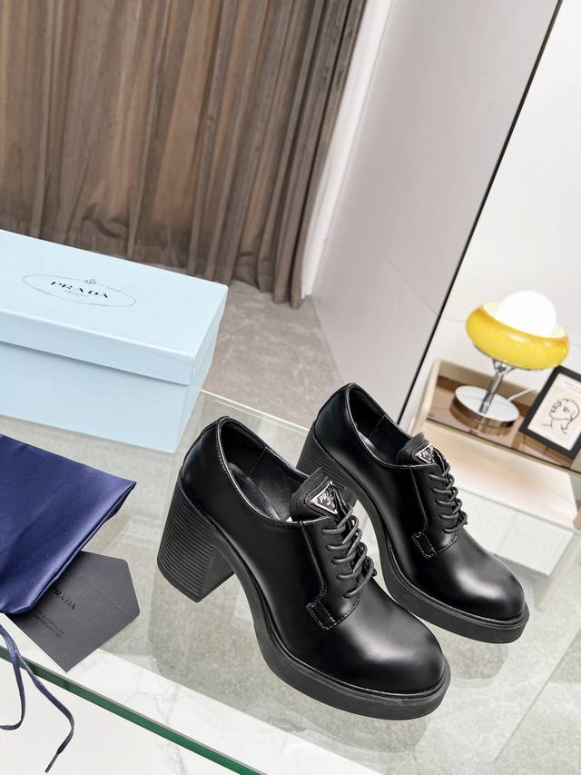 Prada 223普拉达春夏新品，玛丽珍单鞋实力来袭Prada Glow限时店很闪亮的单品 S超级爆系列爆品，各大网红明星乔欣，程潇，刘令姿同款圆头三角扣 玛丽