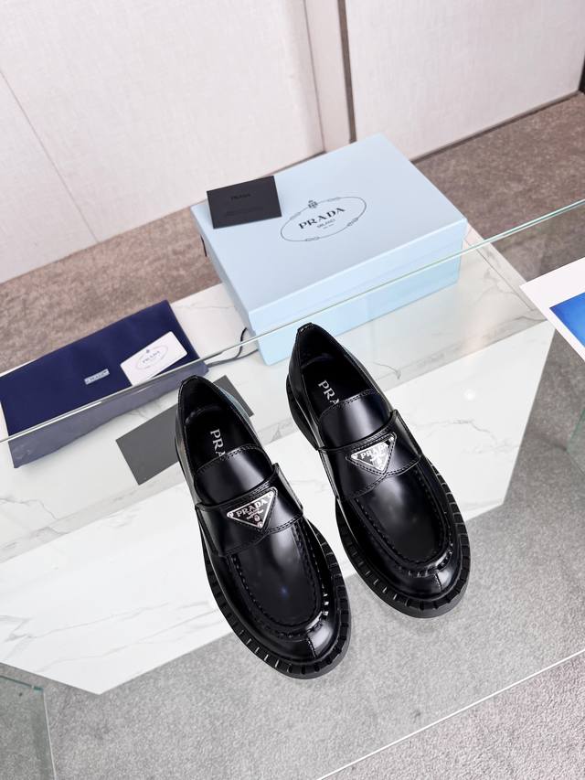 Prada 223普拉达春夏新品，玛丽珍单鞋实力来袭Prada Glow限时店很闪亮的单品 S超级爆系列爆品，各大网红明星乔欣，程潇，刘令姿同款圆头三角扣 玛丽