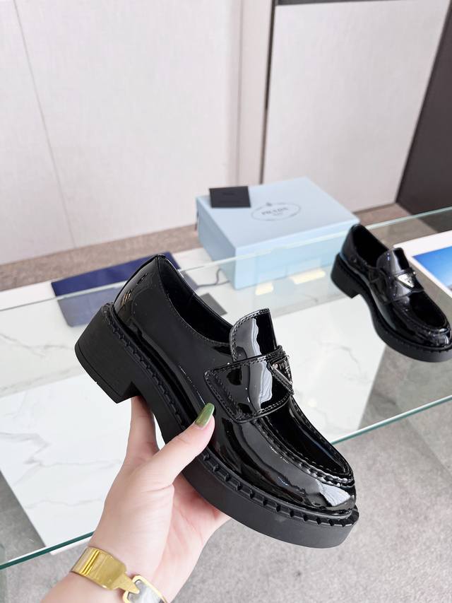 Prada 223普拉达春夏新品，玛丽珍单鞋实力来袭Prada Glow限时店很闪亮的单品 S超级爆系列爆品，各大网红明星乔欣，程潇，刘令姿同款圆头三角扣 玛丽