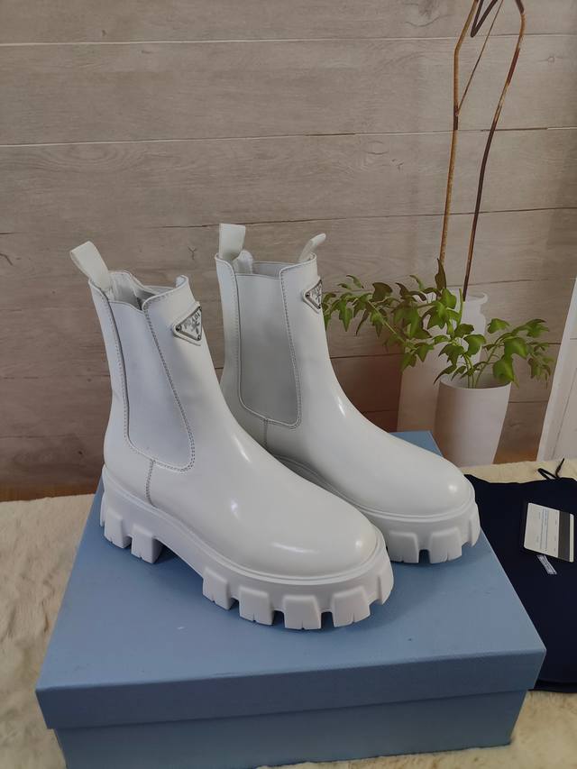 Prada普拉达最新秋冬短靴 面料：进口小牛皮 内里：进口牛皮 大底：意大利原版Ip发泡大底 码数：女35-41# 男39-45#