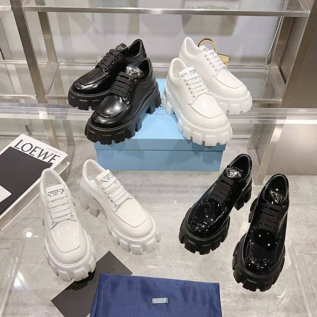 出厂价Pp： 这款新颖前卫的系带鞋演绎植根于品牌美学中的二元理念。特立独行的摩登厚底搭载严谨考究的亮面皮革鞋面。Monolith系列鞋履融汇矛盾对立的意象，混搭