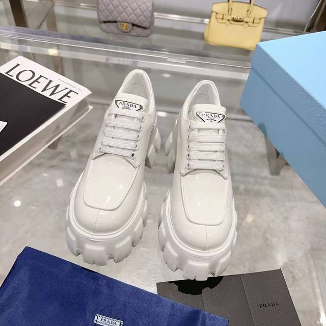 出厂价Pp： 这款新颖前卫的系带鞋演绎植根于品牌美学中的二元理念。特立独行的摩登厚底搭载严谨考究的亮面皮革鞋面。Monolith系列鞋履融汇矛盾对立的意象，混搭