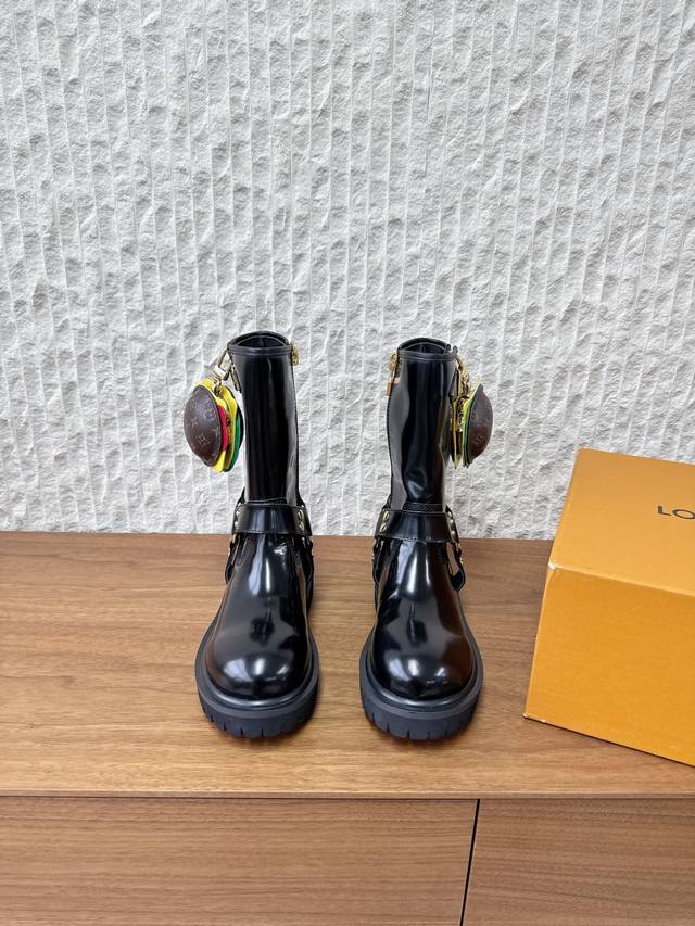 不要汉堡包-220 G566 Louis Vuitton X Timberland 联名款 路易威登 25Ss秋冬新款 系带 机车靴 这款松糕厚底系列今年非常爆