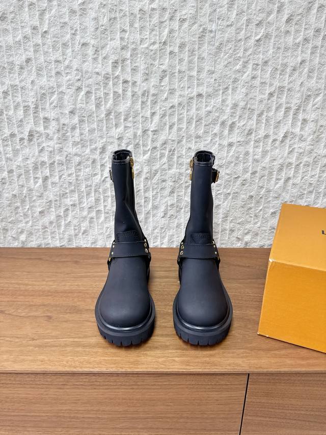 不要汉堡包-220 G566 Louis Vuitton X Timberland 联名款 路易威登 25Ss秋冬新款 系带 机车靴 这款松糕厚底系列今年非常爆