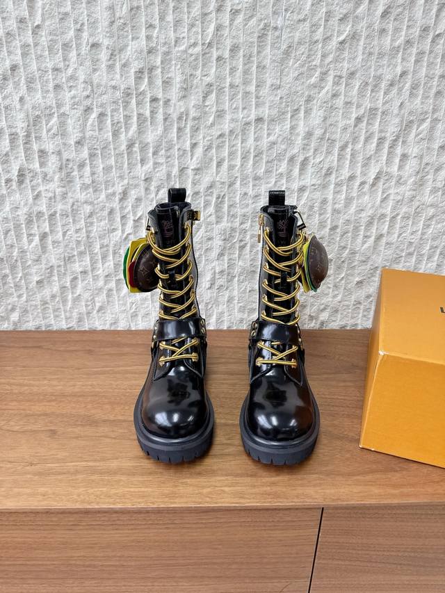 不要汉堡包-220 G566 Louis Vuitton X Timberland 联名款 路易威登 25Ss秋冬新款 系带 机车靴 这款松糕厚底系列今年非常爆