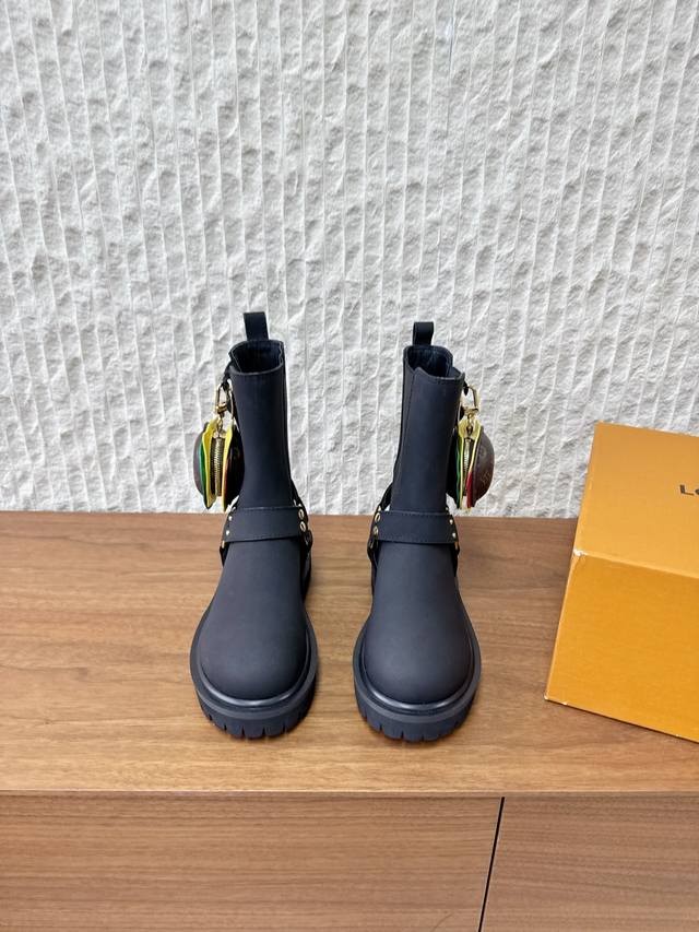 不要汉堡包-220 G566 Louis Vuitton X Timberland 联名款 路易威登 25Ss秋冬新款 系带 机车靴 这款松糕厚底系列今年非常爆