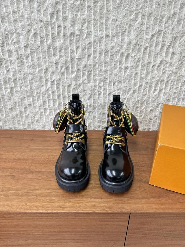 不要汉堡包-220 G566 Louis Vuitton X Timberland 联名款 路易威登 25Ss秋冬新款 系带 机车靴 这款松糕厚底系列今年非常爆