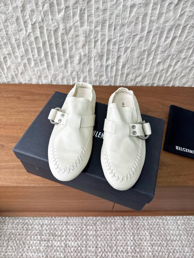 G101 Ann Demeulemesster 小众潮牌 25Ss秋冬新款 穆勒半拖 安特卫普创意总监Stefano Gallici以”游牧精神“为灵感,将品牌 G101 Ann Demeulemesster 小众潮牌 25Ss秋冬新款 穆勒半拖 安特卫普创意总监Stefano Gallici以”游牧精神“为灵感,将品牌