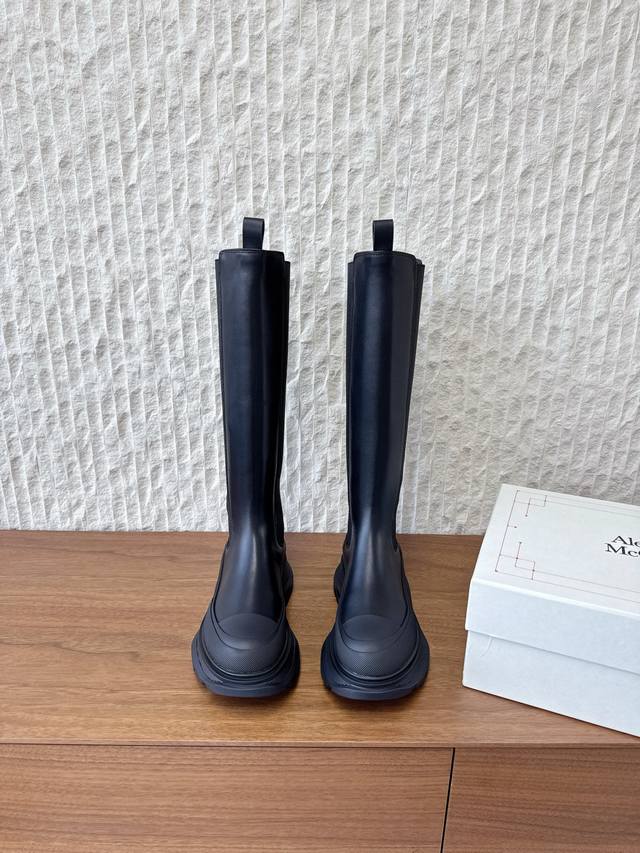 G658 Alexander Mcqueen 麦昆 25Ss秋冬新款 厚底 弹力 后拉链 长靴 极简主义炒鸡柔软舒适矮跟鞋时髦绝对不能错过的必入款，没有如何繁杂
