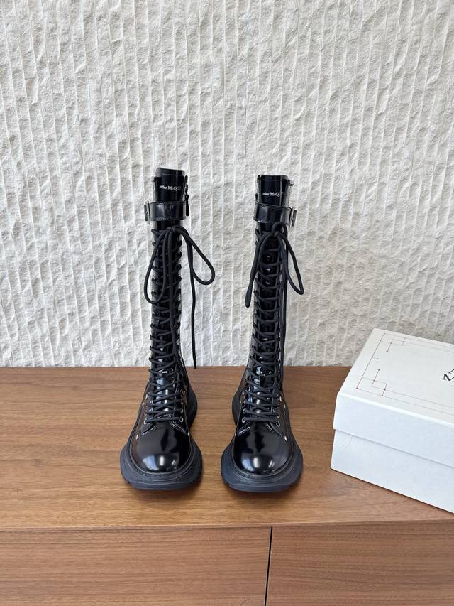 G658 Alexander Mcqueen 麦昆 25Ss秋冬新款 厚底 系带 侧拉链 长靴 极简主义炒鸡柔软舒适矮跟鞋时髦绝对不能错过的必入款，没有如何繁杂