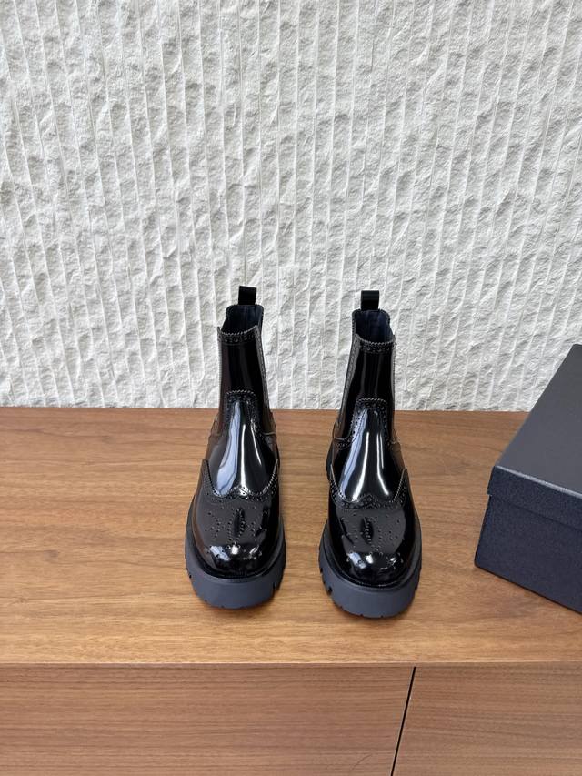 G172 Alexander Wang 大王 25Ss秋冬新款 布洛克 雕花 切尔西靴 短靴 将传统布洛克雕花与切尔西靴的松紧带靴筒结合，同时加入厚底工装风元素