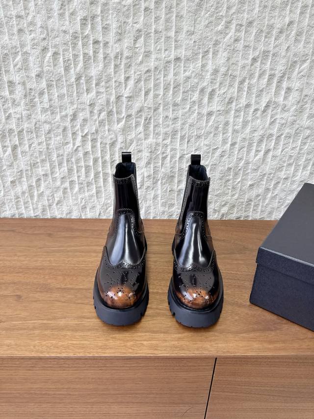 G172 Alexander Wang 大王 25Ss秋冬新款 布洛克 雕花 切尔西靴 短靴 将传统布洛克雕花与切尔西靴的松紧带靴筒结合，同时加入厚底工装风元素