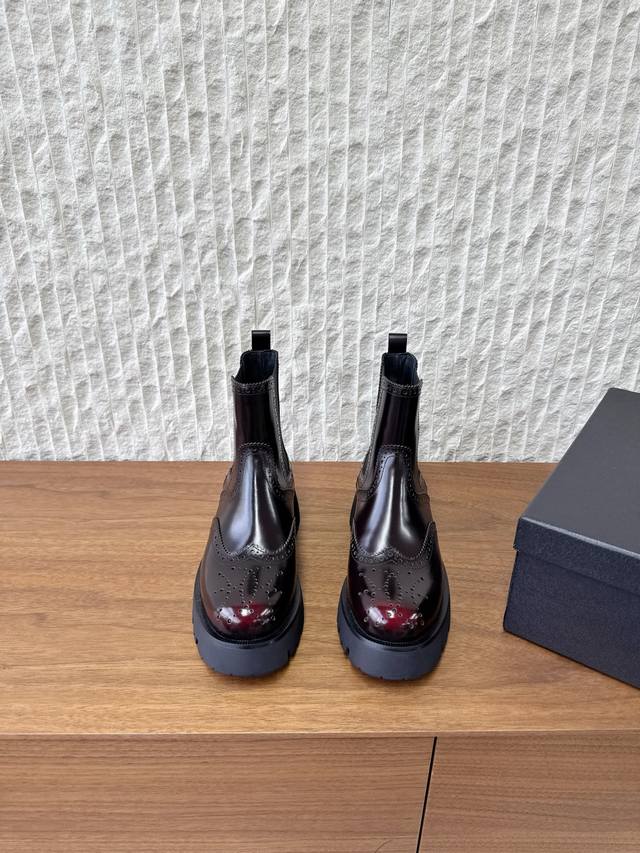 G172 Alexander Wang 大王 25Ss秋冬新款 布洛克 雕花 切尔西靴 短靴 将传统布洛克雕花与切尔西靴的松紧带靴筒结合，同时加入厚底工装风元素