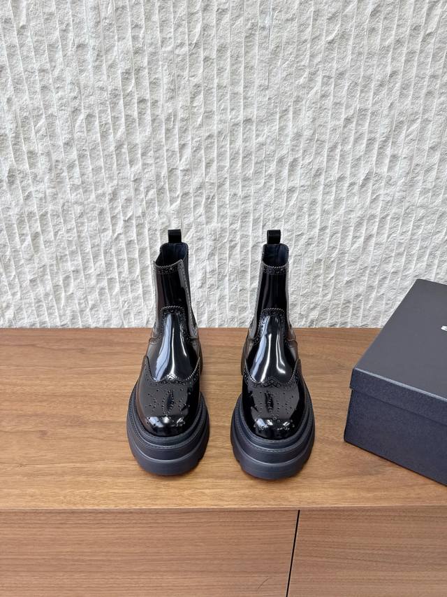 厚底 G172 Alexander Wang 大王 25Ss秋冬新款 布洛克 雕花 切尔西靴 短靴 将传统布洛克雕花与切尔西靴的松紧带靴筒结合，同时加入厚底工装