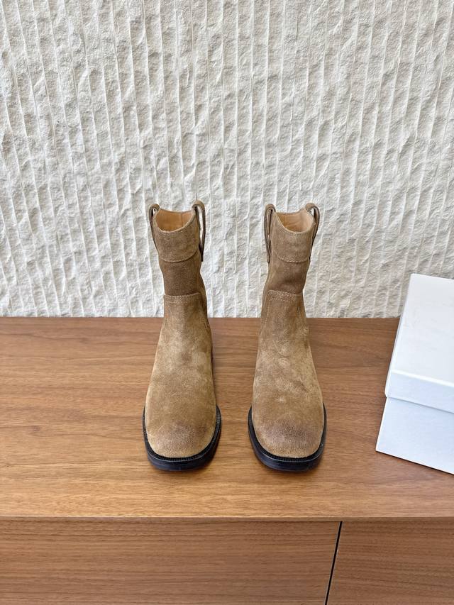 G299 Celine 赛琳 25Ss秋冬新品 复古粗跟 切尔西 西部靴 短靴 塞琳这一季好看的款式真的是很多 比如这款军靴就很机车风 重点夸夸靴筒设计 完全不