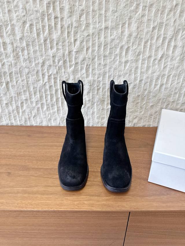 G299 Celine 赛琳 25Ss秋冬新品 复古粗跟 切尔西 西部靴 短靴 塞琳这一季好看的款式真的是很多 比如这款军靴就很机车风 重点夸夸靴筒设计 完全不