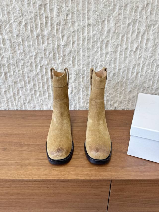 G299 Celine 赛琳 25Ss秋冬新品 复古粗跟 切尔西 西部靴 短靴 塞琳这一季好看的款式真的是很多 比如这款军靴就很机车风 重点夸夸靴筒设计 完全不