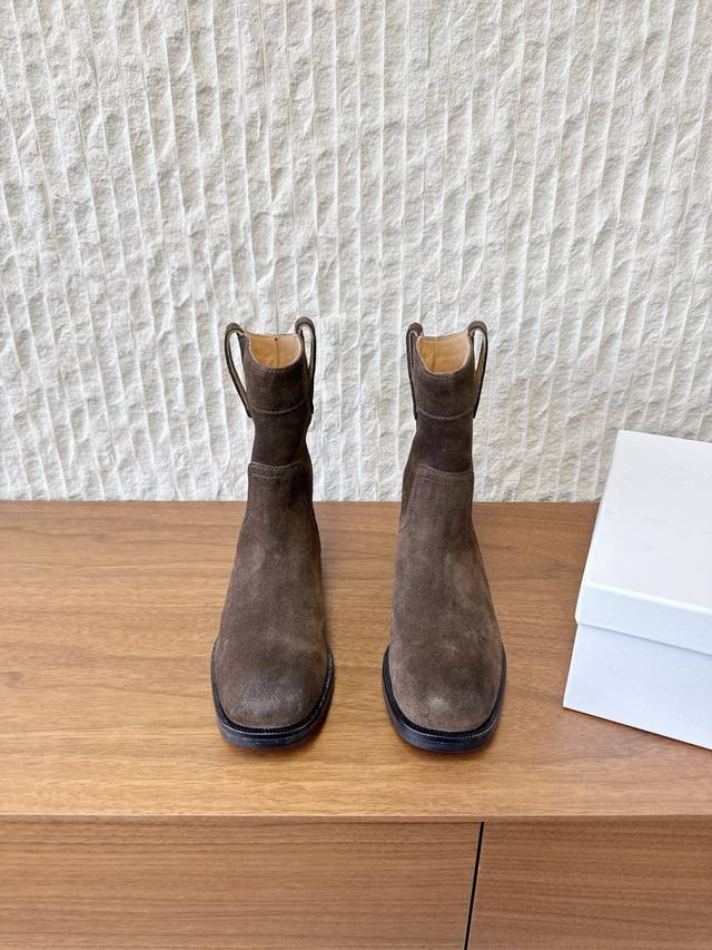 G299 Celine 赛琳 25Ss秋冬新品 复古粗跟 切尔西 西部靴 短靴 塞琳这一季好看的款式真的是很多 比如这款军靴就很机车风 重点夸夸靴筒设计 完全不