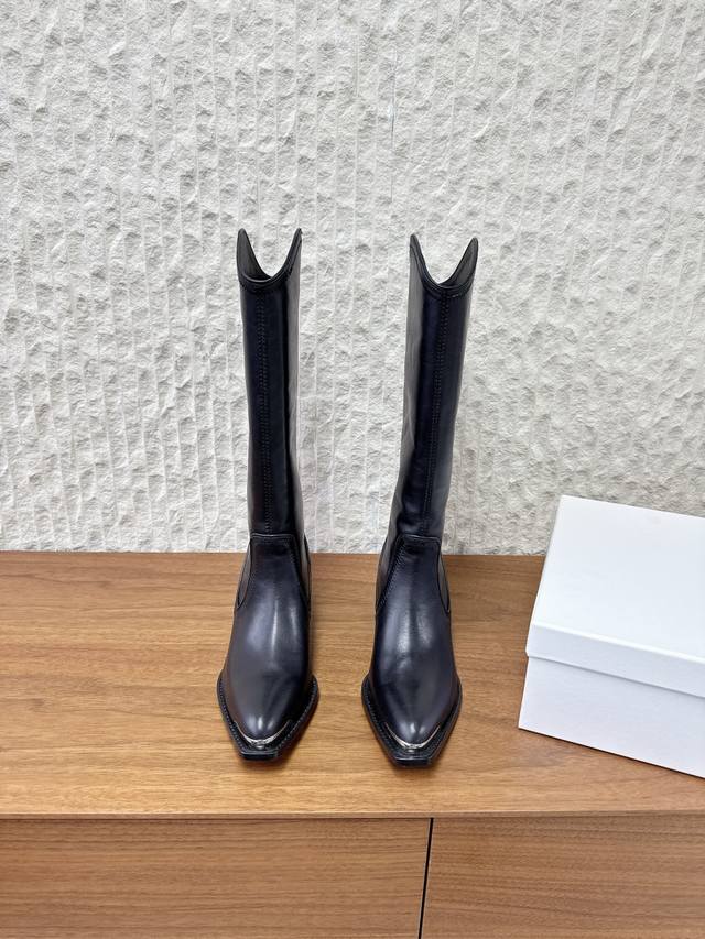 牛皮 G299 Celine 赛琳 25Ss秋冬新品 复古粗跟 切尔西 尖头 铁扣长靴 塞琳这一季好看的款式真的是很多 比如这款军靴就很机车风 重点夸夸靴筒设计