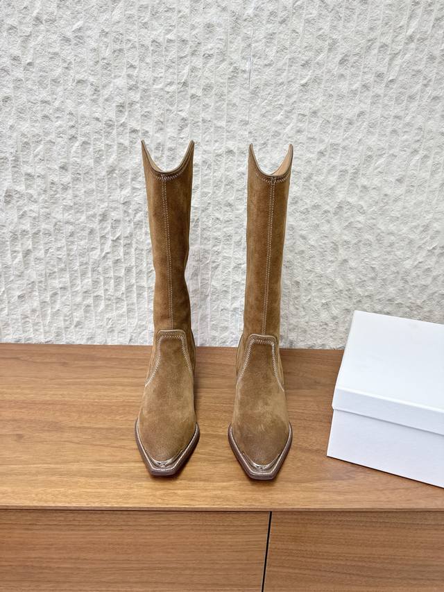 牛京 G299 Celine 赛琳 25Ss秋冬新品 复古粗跟 切尔西 尖头 铁扣长靴 塞琳这一季好看的款式真的是很多 比如这款军靴就很机车风 重点夸夸靴筒设计