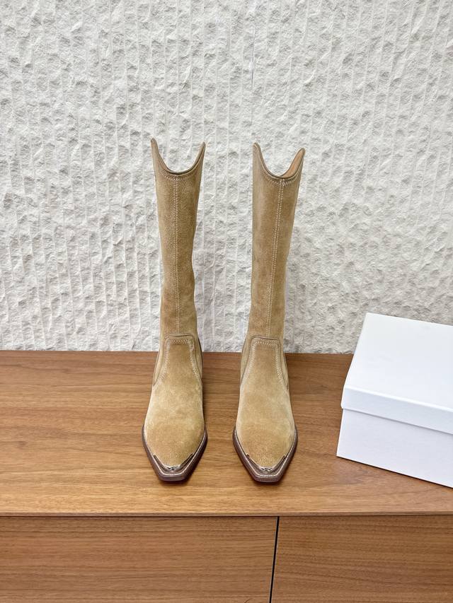 牛京 G299 Celine 赛琳 25Ss秋冬新品 复古粗跟 切尔西 尖头 铁扣长靴 塞琳这一季好看的款式真的是很多 比如这款军靴就很机车风 重点夸夸靴筒设计