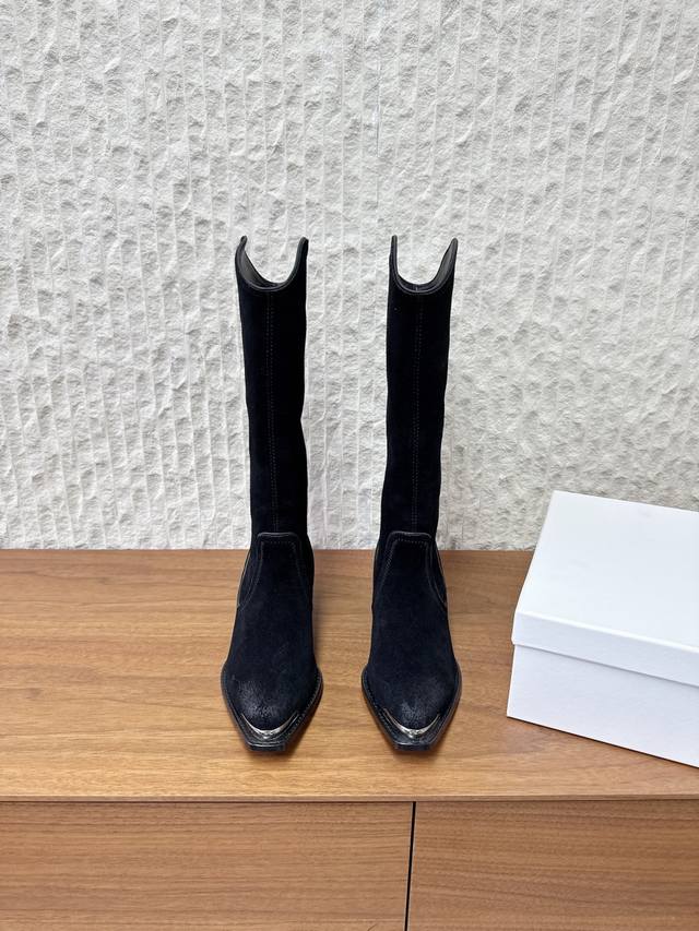 牛京 G299 Celine 赛琳 25Ss秋冬新品 复古粗跟 切尔西 尖头 铁扣长靴 塞琳这一季好看的款式真的是很多 比如这款军靴就很机车风 重点夸夸靴筒设计