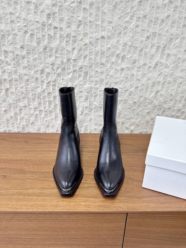 牛皮 G299 Celine 赛琳 25Ss秋冬新品 复古粗跟 切尔西 尖头 铁扣短靴 塞琳这一季好看的款式真的是很多 比如这款军靴就很机车风 重点夸夸靴筒设计