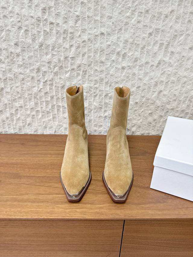 牛京 G299 Celine 赛琳 25Ss秋冬新品 复古粗跟 切尔西 尖头 铁扣短靴 塞琳这一季好看的款式真的是很多 比如这款军靴就很机车风 重点夸夸靴筒设计