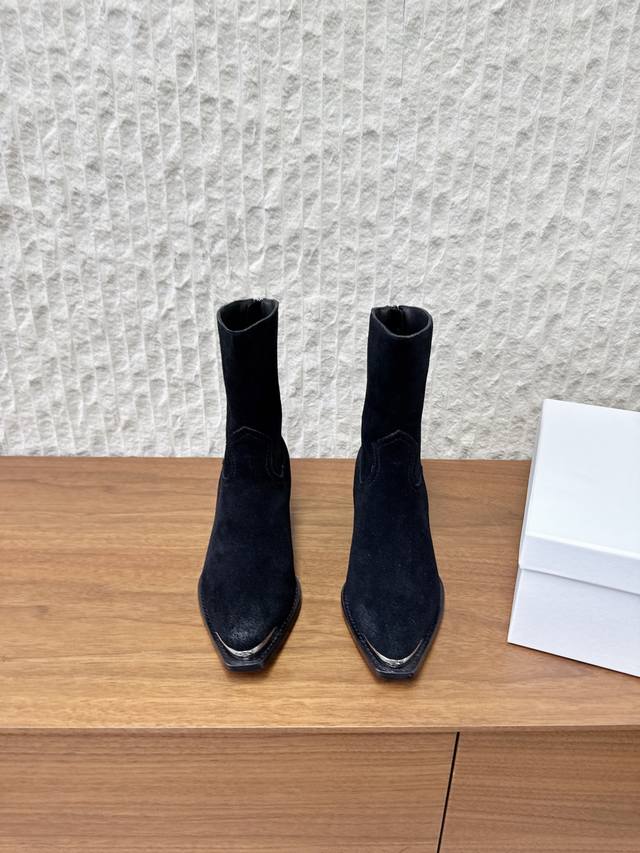 牛京 G299 Celine 赛琳 25Ss秋冬新品 复古粗跟 切尔西 尖头 铁扣短靴 塞琳这一季好看的款式真的是很多 比如这款军靴就很机车风 重点夸夸靴筒设计