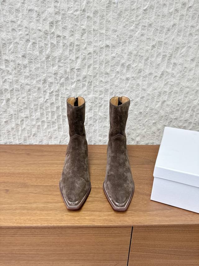 牛京 G299 Celine 赛琳 25Ss秋冬新品 复古粗跟 切尔西 尖头 铁扣短靴 塞琳这一季好看的款式真的是很多 比如这款军靴就很机车风 重点夸夸靴筒设计