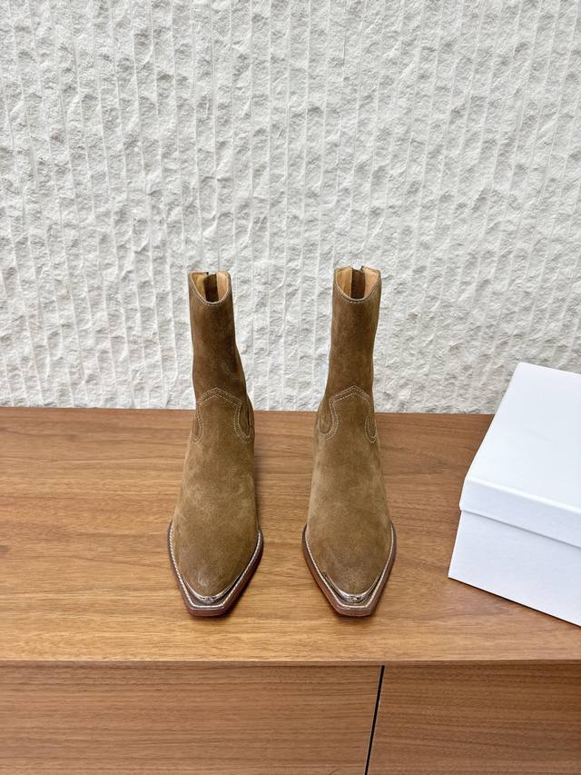 牛京 G299 Celine 赛琳 25Ss秋冬新品 复古粗跟 切尔西 尖头 铁扣短靴 塞琳这一季好看的款式真的是很多 比如这款军靴就很机车风 重点夸夸靴筒设计