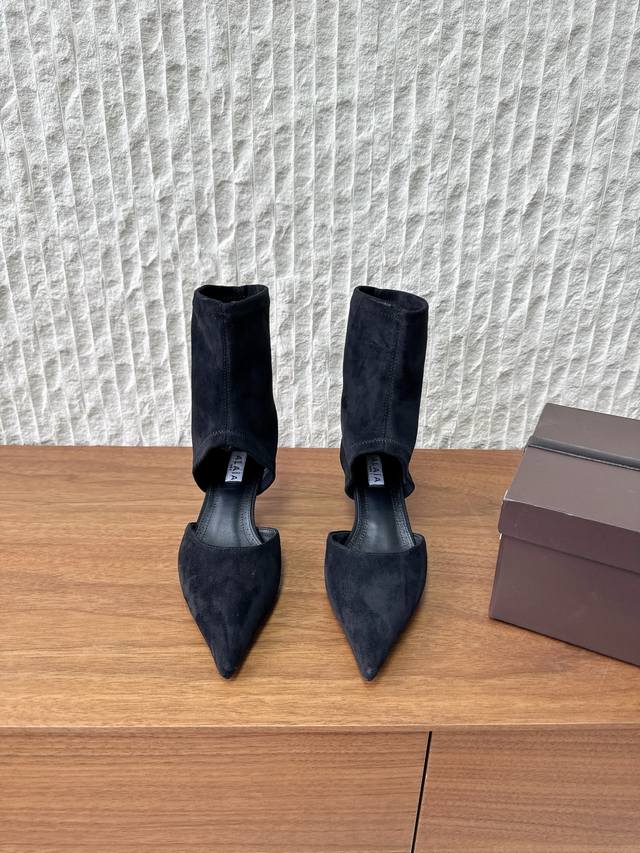 G101 Alaia 阿莱亚 25Ss秋冬新款 尖头 猫跟 短靴 凉靴 该款尖头踝靴，采用几何镂空露肤设计 更加拉长腿部线条比例; 弹力绒面皮山羊皮制成，轻松打