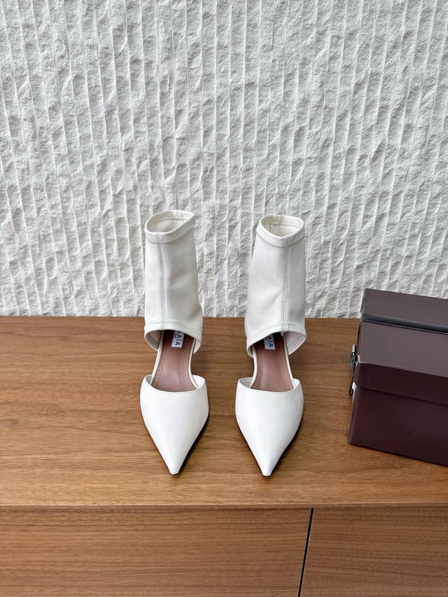 G101 Alaia 阿莱亚 25Ss秋冬新款 尖头 猫跟 短靴 凉靴 该款尖头踝靴，采用几何镂空露肤设计 更加拉长腿部线条比例; 弹力绒面皮山羊皮制成，轻松打