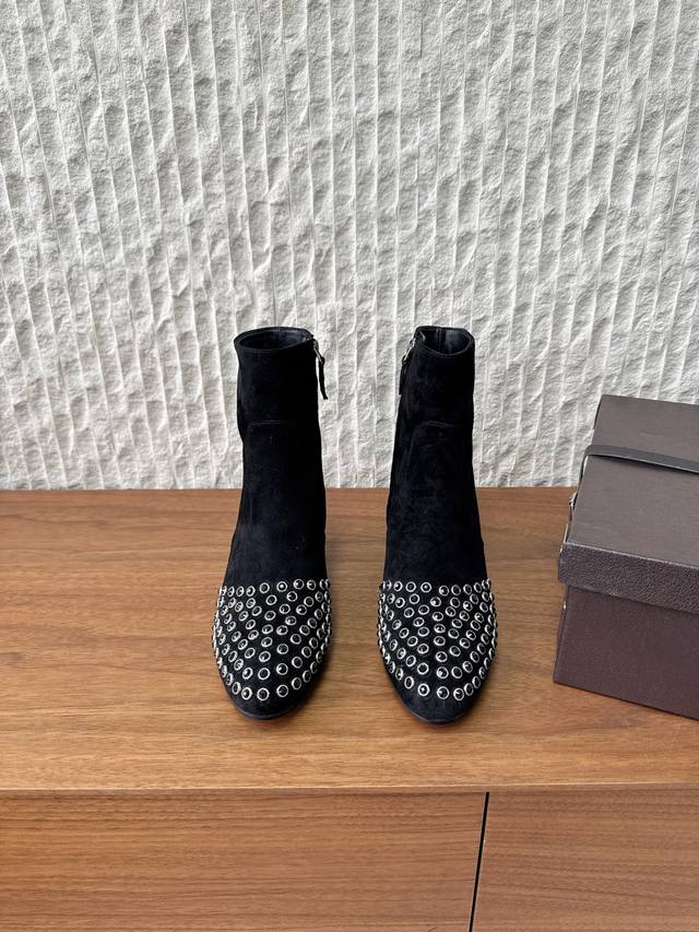 G101 Alaia 阿莱亚 25Ss秋冬新款 水晶钻 烫钻 侧拉链 粗跟 踝靴 Bling Bling 水晶钻踝靴，采用镶钻工艺设计，搭配5.5Cm鞋跟，更加