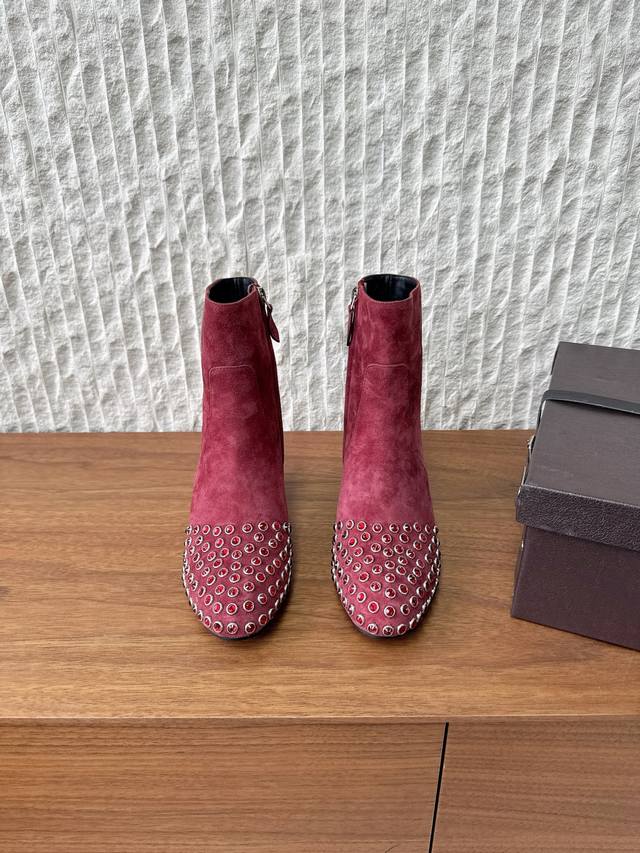 G101 Alaia 阿莱亚 25Ss秋冬新款 水晶钻 烫钻 侧拉链 粗跟 踝靴 Bling Bling 水晶钻踝靴，采用镶钻工艺设计，搭配5.5Cm鞋跟，更加